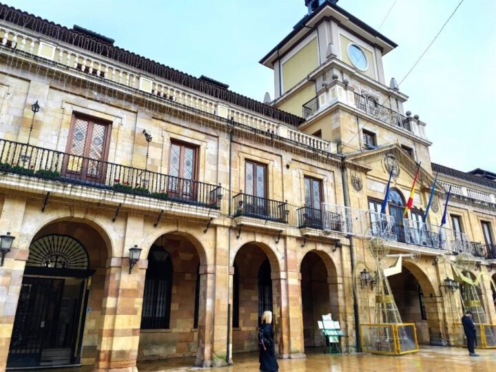 El pleno de Oviedo vota la aprobación del presupuesto de 2025, que totaliza 270,8 millones