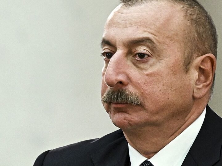 El presidente de Azerbaiyán acusa a Rusia de derribar un avión y exige reconocimiento de culpabilidad