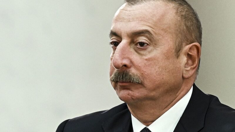 El presidente de Azerbaiyán acusa a Rusia de derribar un avión y exige reconocimiento de culpabilidad