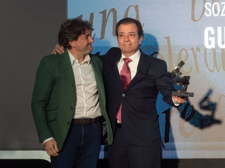 Fernández Vara premiado en San Sebastián por la Defensa de los Valores Socialistas