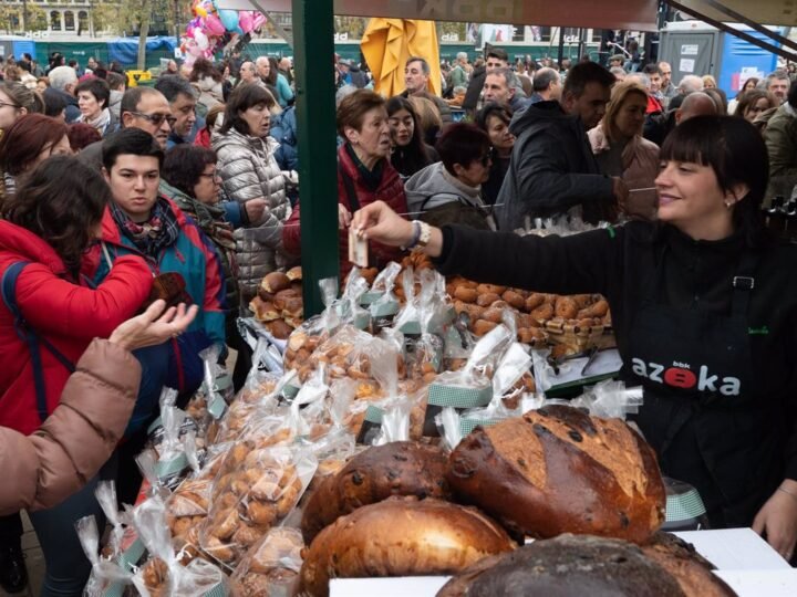 Gran afluencia en la 75ª edición del Mercado de Santo Tomás de Bilbao en El Arenal.