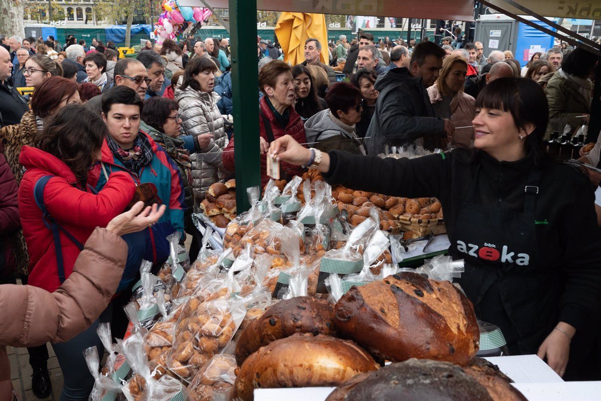 Gran afluencia en la 75ª edición del Mercado de Santo Tomás de Bilbao en El Arenal.