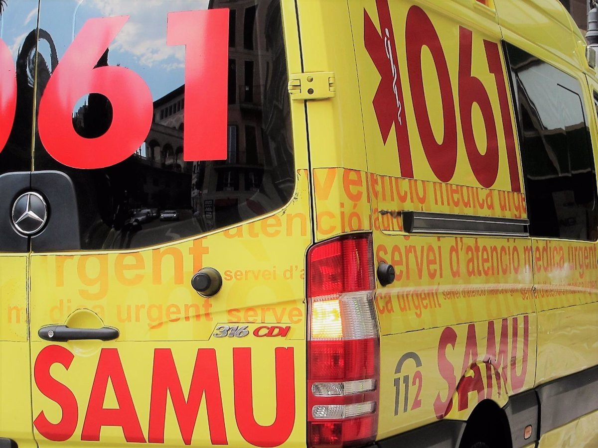 Hombre llevado a Son Espases por inhalación de humo en incendio en Palma