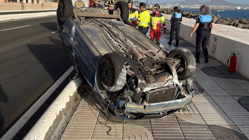 Hombre resulta herido al volcar coche en Avenida Marítima de Las Palmas