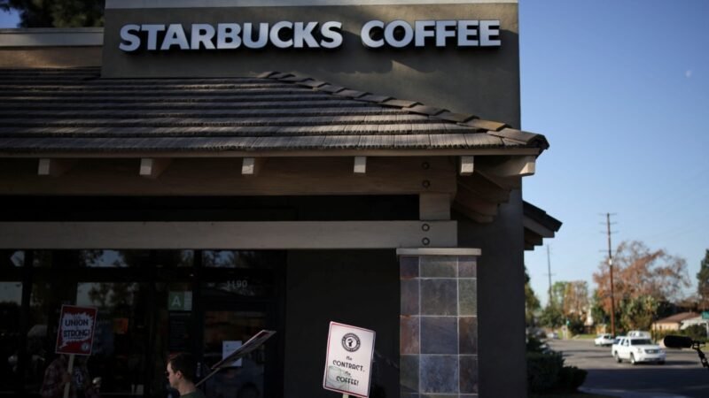 Huelga de trabajadores de Starbucks se expande por EE.UU.