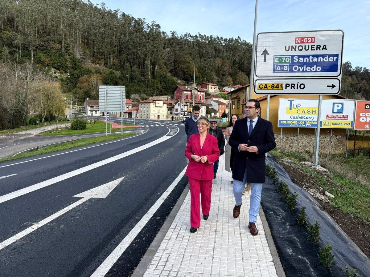 Inauguradas mejoras de seguridad vial en la N-621 en Molleda tras inversión de 263.000 euros