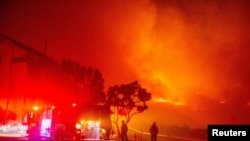 En fotos | Fuego en Malibu, California, deja interrupciones y evacuaciones a la electricidad 