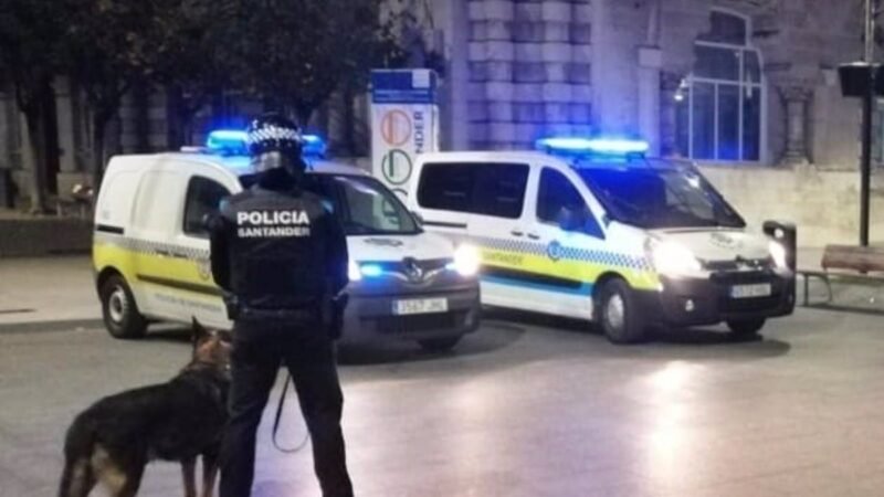 Intenta arrebatarle el arma a un policía local de Santander tras chocar contra un coche aparcado y triplicar su nivel de alcohol.