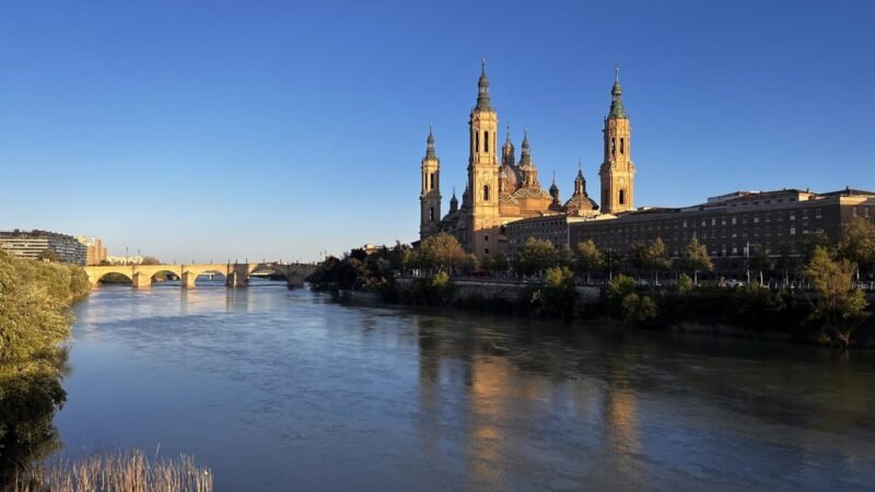 La CHE estima menor crecida del Ebro en Zaragoza.