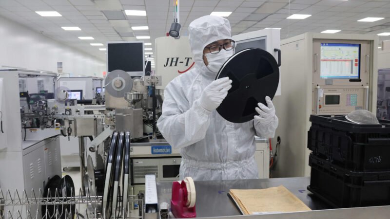 La Casa Blanca solicita investigación sobre industria de semiconductores de China.