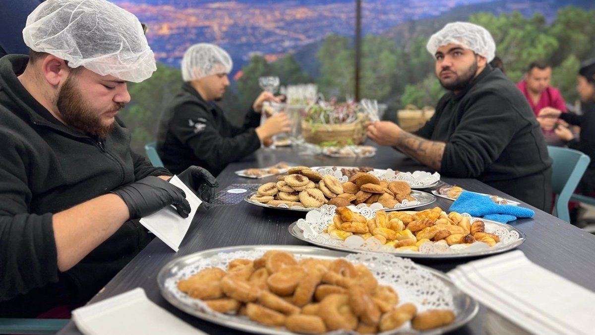 La Escuela de Hostelería de Murcia elabora dulces navideños solidarios.