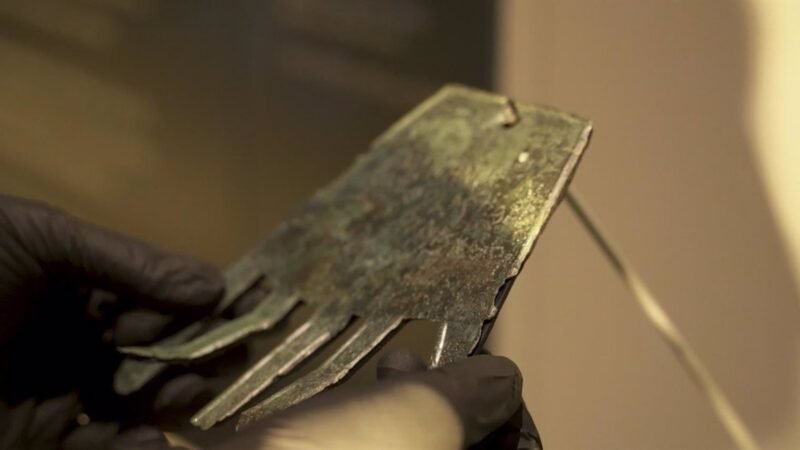 La Mano de Irulegi y el hombre de Loizu en la sala de prehistoria del Museo de Navarra.