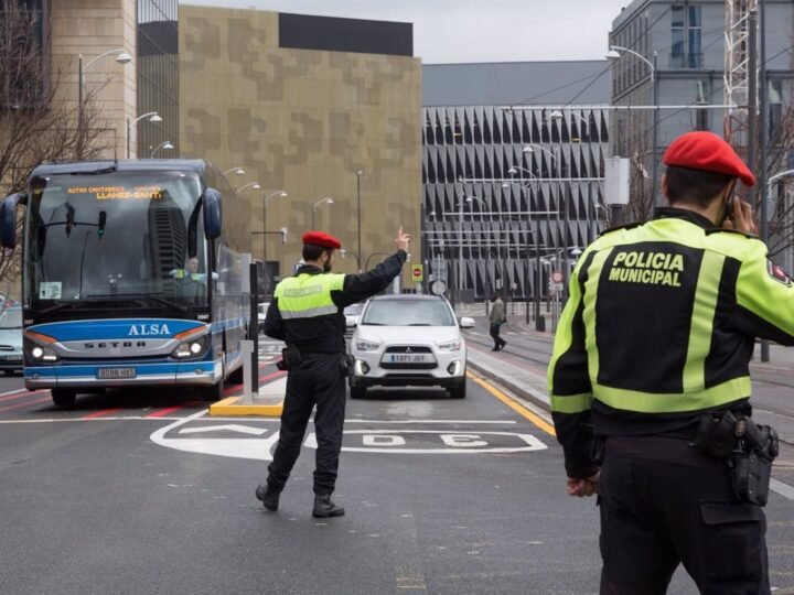 La Policía Municipal de Bilbao inicia campaña de vigilancia para evitar conducción distraída