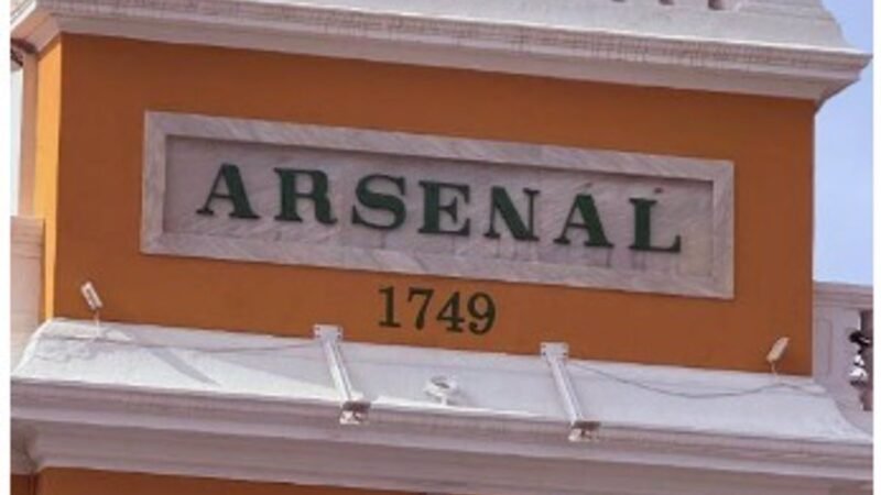 La inscripción «1749» en la puerta del Arsenal de Cartagena.