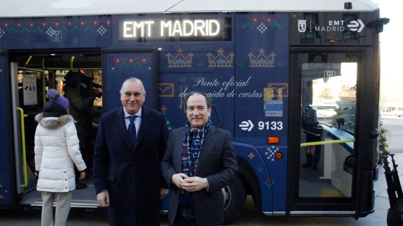 Llega el autobús navideño de la EMT Madrid a Cibeles