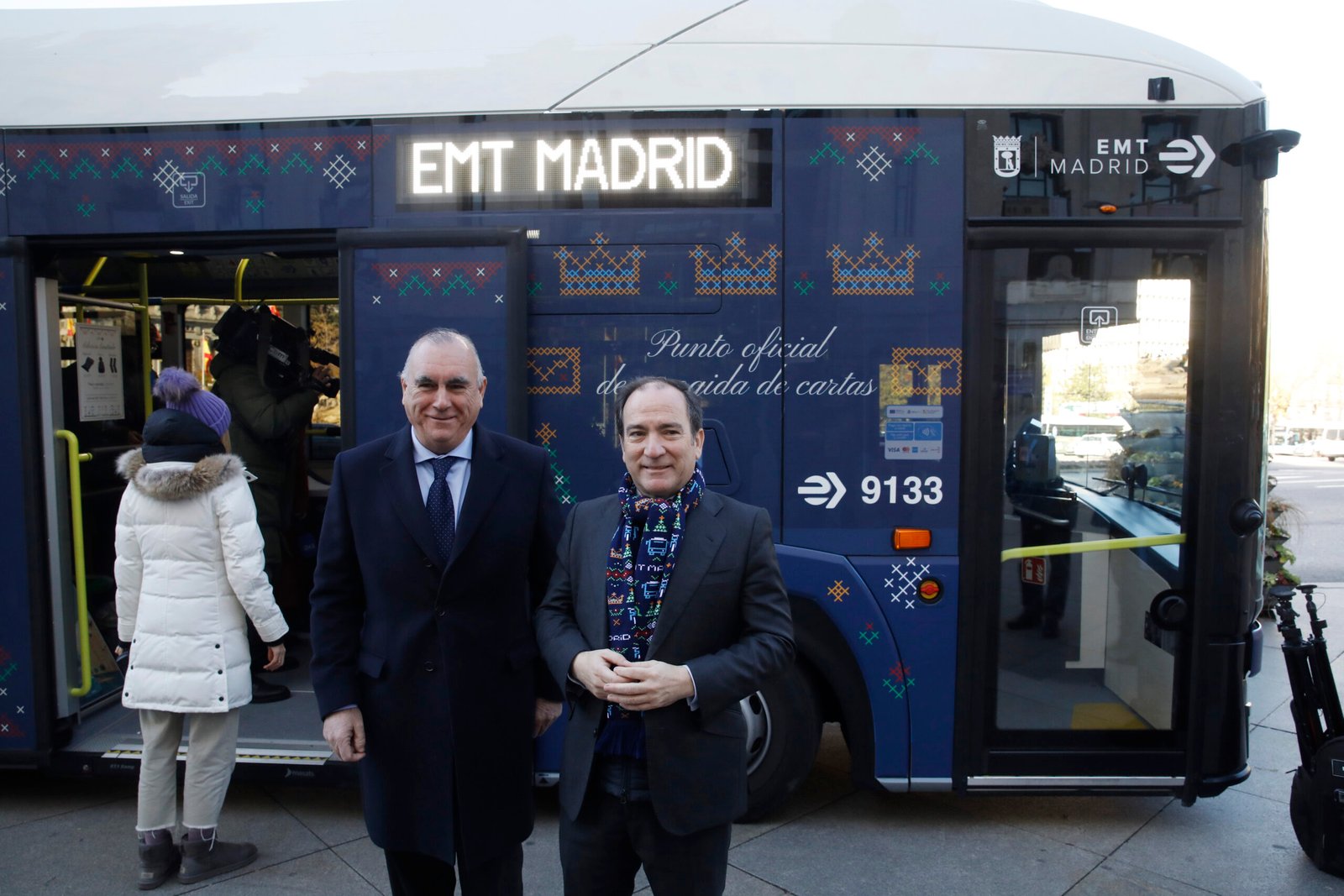 Llega el autobús navideño de la EMT Madrid a Cibeles