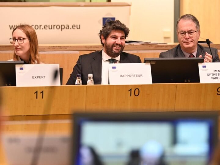 López Miras presenta en Bruselas la decisión que faculta a la Región para proyectos de defensa.