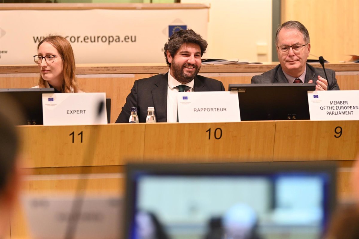 López Miras presenta en Bruselas la decisión que faculta a la Región para proyectos de defensa.