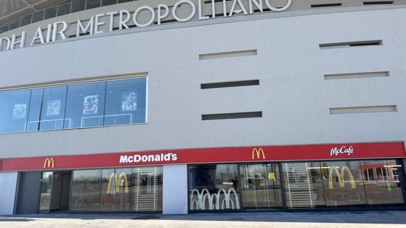 McDonald’s inaugura restaurante en estadio del Atlético de Madrid en España.