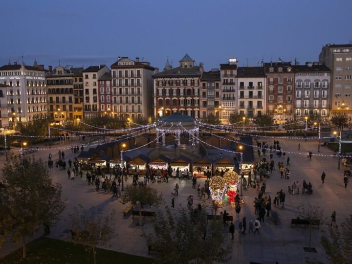 Mercadillo navideño en la plaza del Castillo de Pamplona con 29 puestos de artesanía hasta el 6 de enero