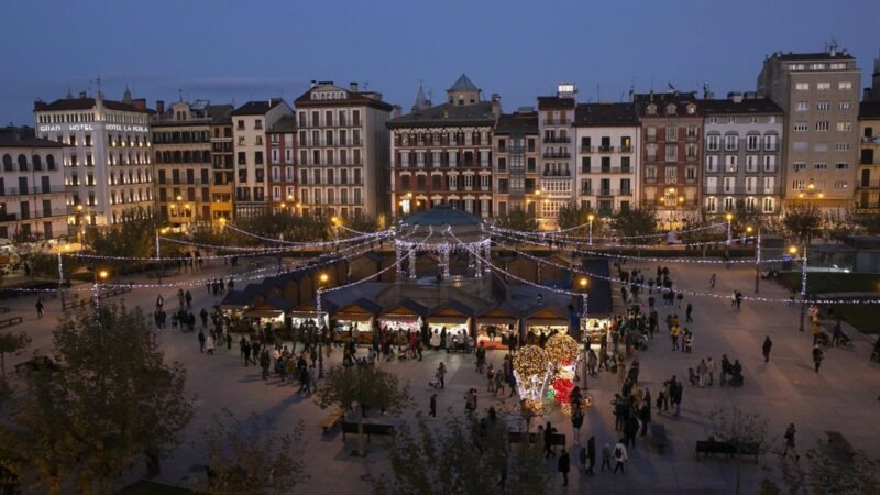 Mercadillo navideño en la plaza del Castillo de Pamplona con 29 puestos de artesanía hasta el 6 de enero