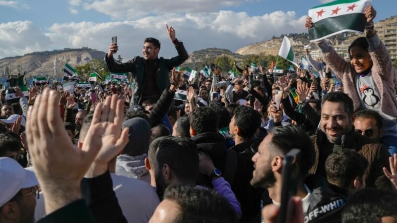 Miles de sirios celebran en Damasco las primeras oraciones del viernes tras la caída de Assad