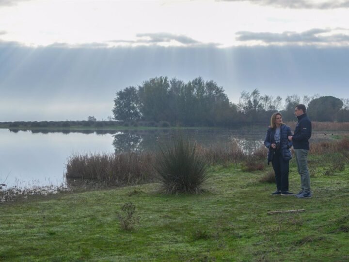 Moreno se reúne con la ministra Aagesen tras acuerdo por Doñana.