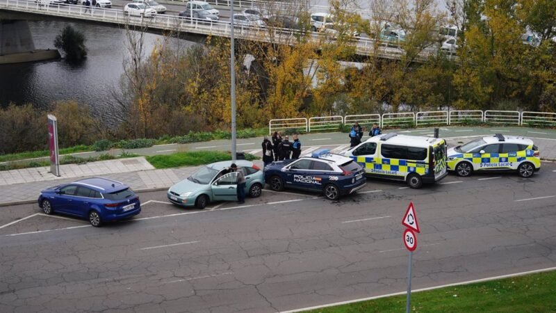 Mujer se lanza al río tras bajarse del auto y es salvada