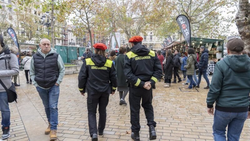 Operación de limpieza en Santo Tomás: 160 personas en Arenal de Bilbao.