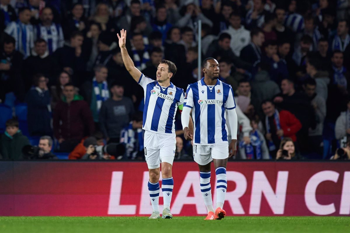 Oyarzabal lleva a la Real Sociedad al ‘top 8’ de la Europa League