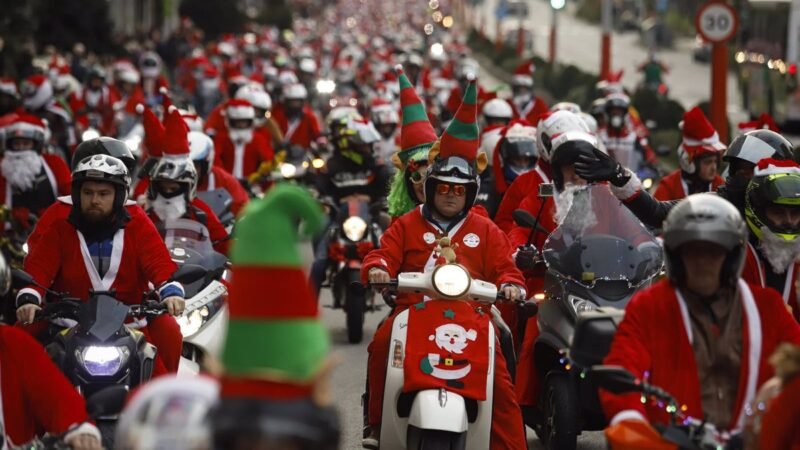 Papá Noel recorre Vigo en moto