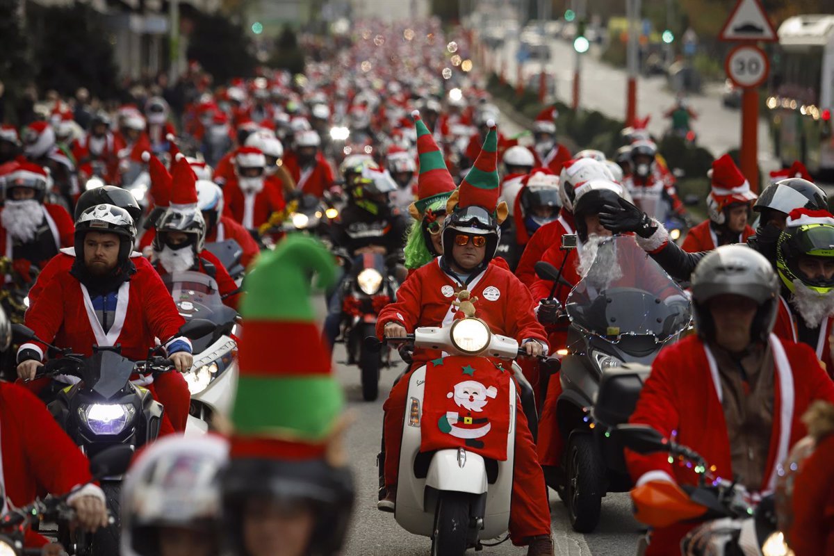 Papá Noel recorre Vigo en moto