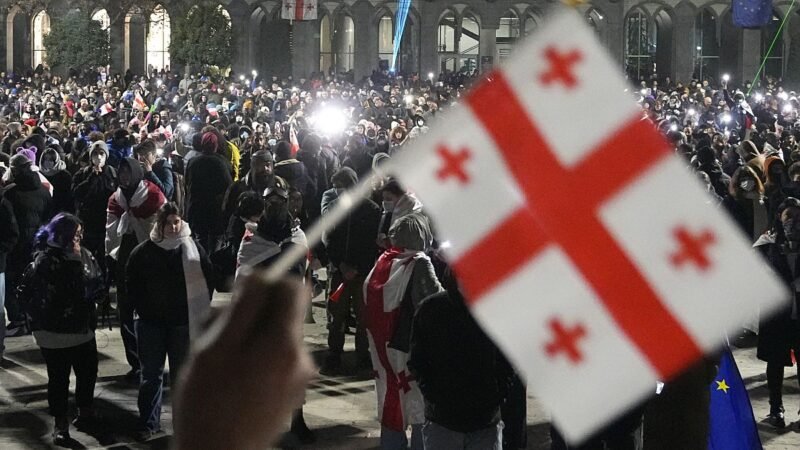 Protestas en Georgia por suspensión de negociaciones con la UE.