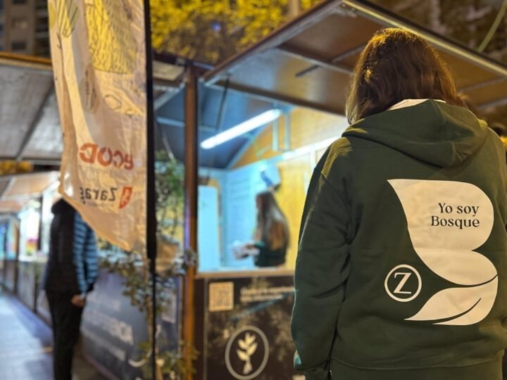 Regala o apadrina un árbol en Plaza Aragón estas Navidades