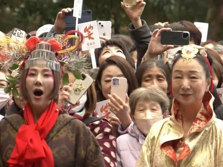 Ritual anual de risa en el santuario de Osaka.