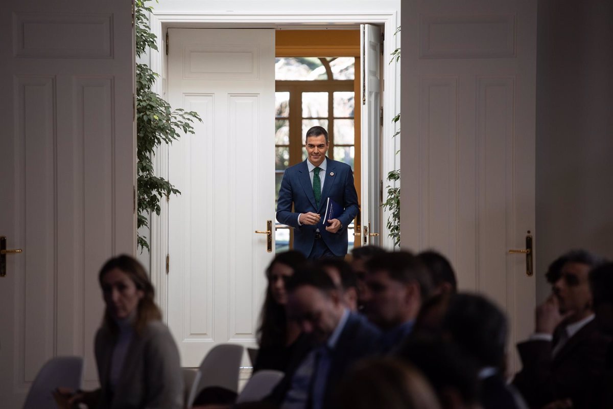 Sánchez critica al PP por su cambio de postura hacia Junts.