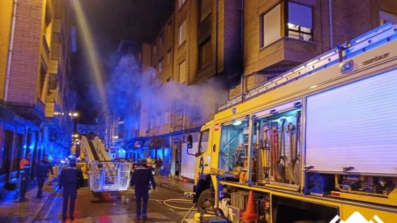 Siete personas envenenadas por humo en incendio en Mieres