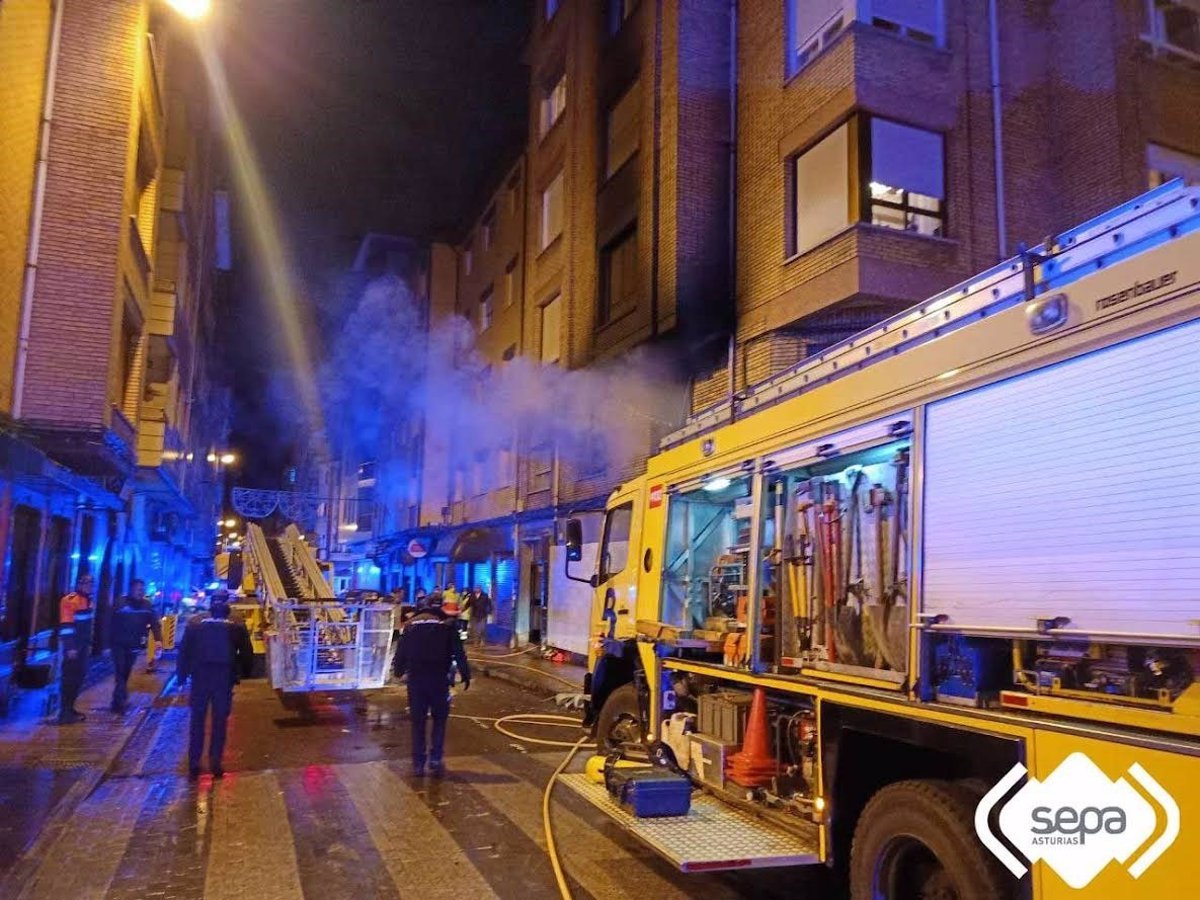 Siete personas envenenadas por humo en incendio en Mieres