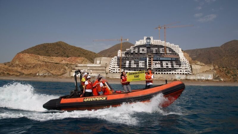 TSJA advierte al alcalde de Carboneras de multas por El Algarrobico en Almería.