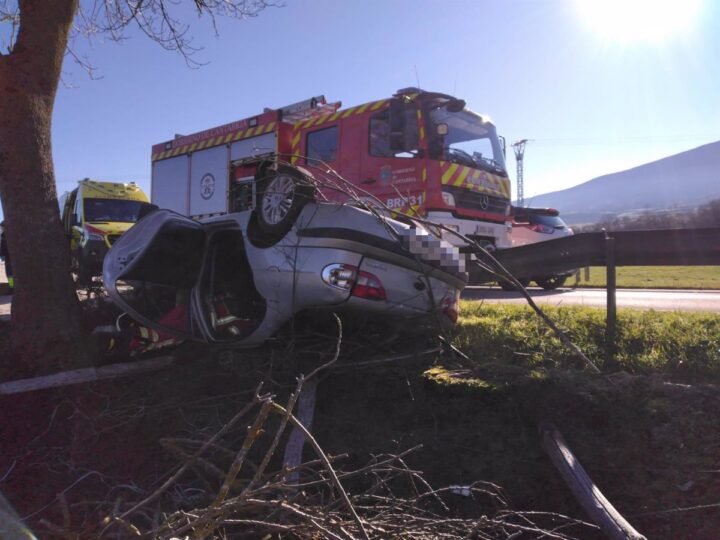 Tres heridos leves en accidente de tráfico en la Fraternidad Campoo de Suso