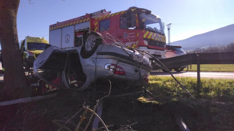 Tres heridos leves en accidente de tráfico en la Fraternidad Campoo de Suso