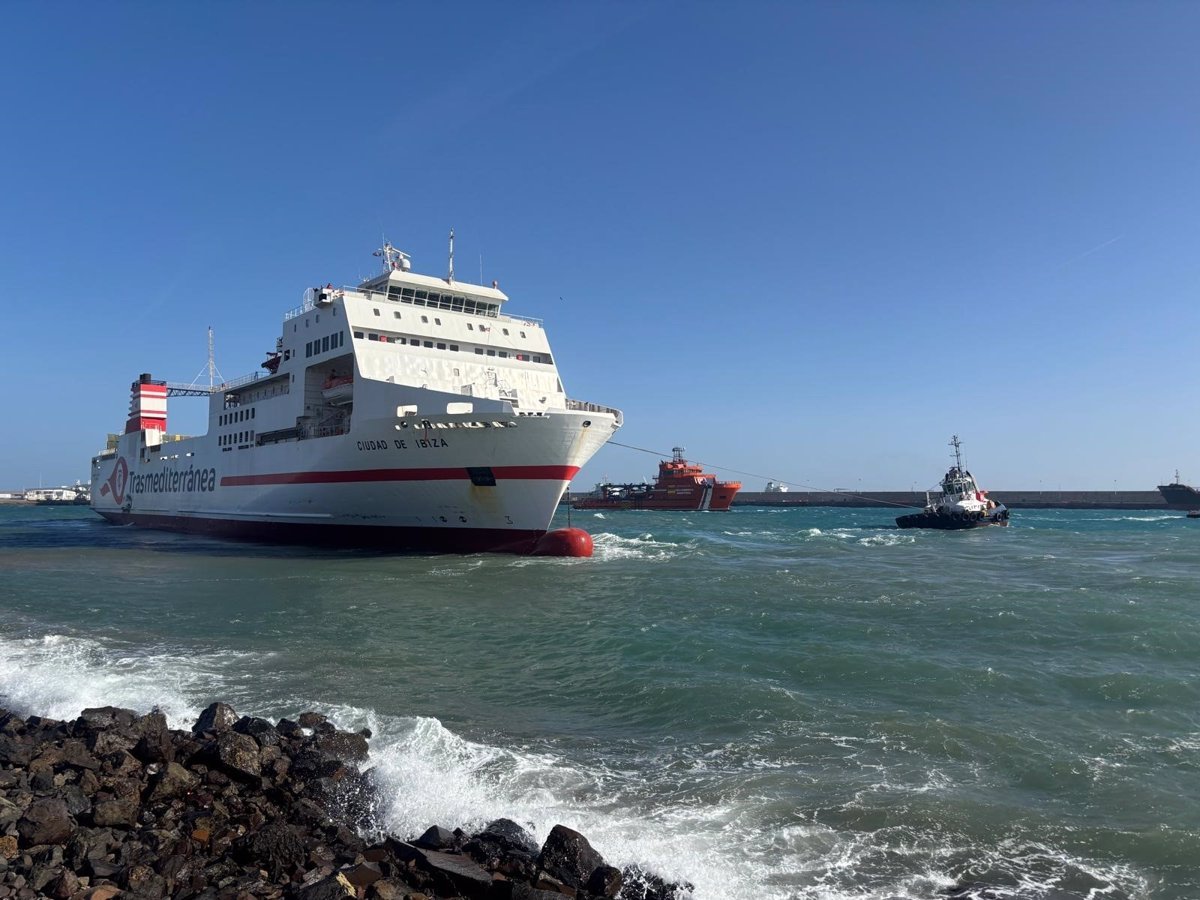 Un ferry sin carga ni pasajeros choca contra un muelle en Las Palmas