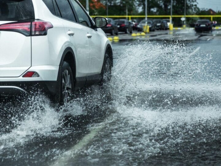 ¿Cuáles son los riesgos y precauciones al conducir un coche eléctrico bajo la lluvia?