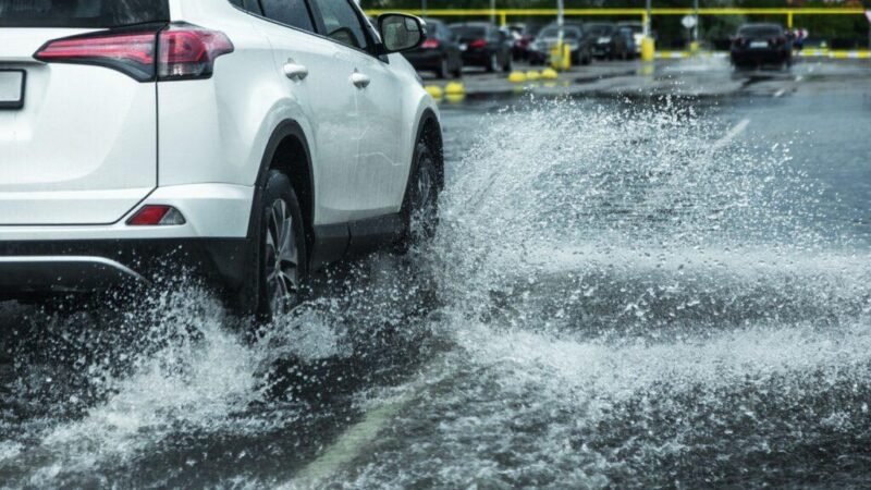 ¿Cuáles son los riesgos y precauciones al conducir un coche eléctrico bajo la lluvia?