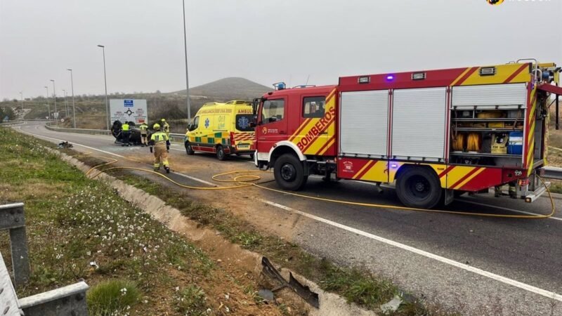 Rescate de ocupante de coche volcado en A-22 en Castejón del Puente por bomberos del DPH