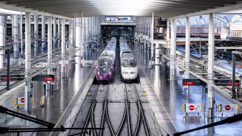 Renfe suspende trenes Avril por incidencia informática causante de retrasos.