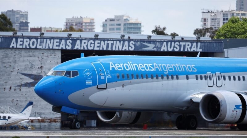 Aerolínea argentina recorta personal, rutas y snacks ante posible venta.