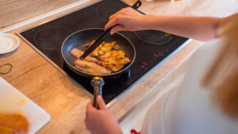 ¿Por qué la carne fresca suelta agua al cocinarla?