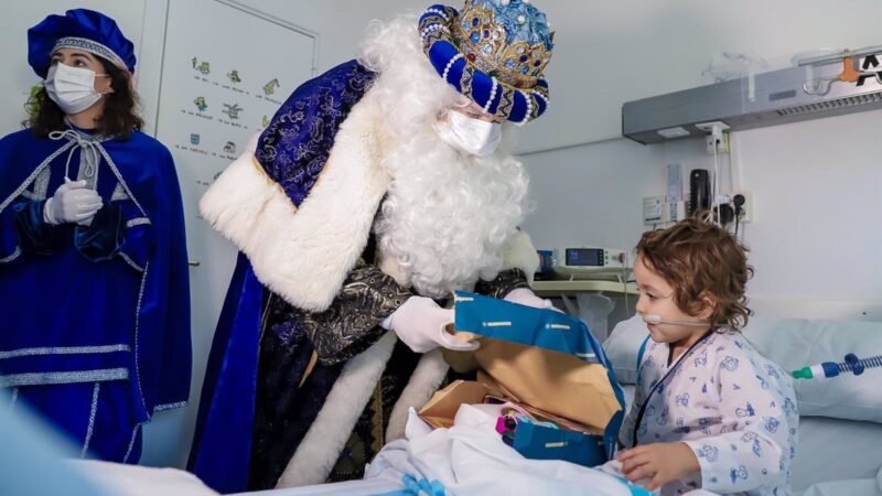 Visita de los Reyes Magos a niños y niñas de hospitales catalanes antes del desfile