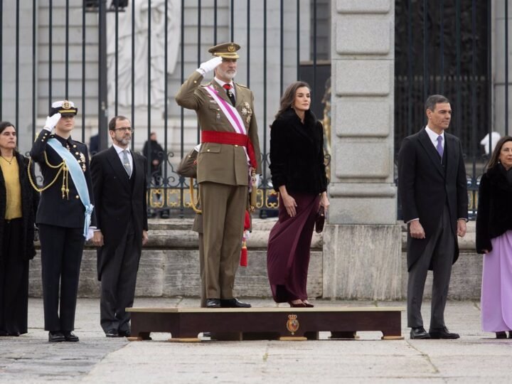 Sánchez elogia la Semana Santa Militar y valora labor de las Fuerzas Armadas con los afectados por los daños